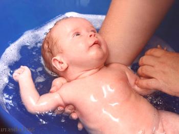El primer baño del bebé, un baño para el baño del bebé.