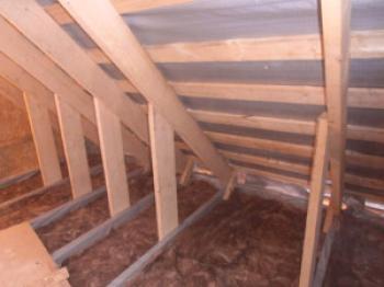 Затоплянето на тавана в къщата на студения покрив: материали и методи
