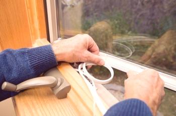 ¿Cómo aislar las ventanas de plástico con tus propias manos para el invierno? Formas de hacer el trabajo