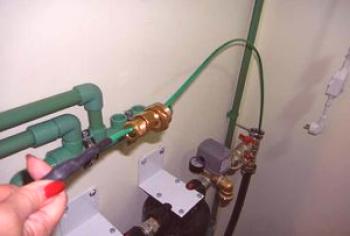 Cable caliente autorregulador para el suministro de agua: una forma moderna de evitar que la tubería de agua se congele