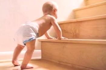 Cuando un niño se puede poner en las piernas, con apoyo, caminantes: video.