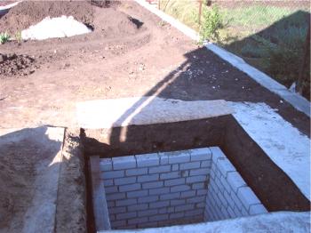 Кавернозна яма от бетонни пръстени: поредица от работи