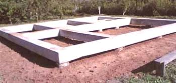 Naprava kupnih temeljev z monolitno razversk