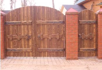 Kako narediti lesena vrata in vrata iz profiliranih listov z lastnimi rokami: foto primeri vrat in vrat za podeželsko hišo.