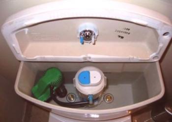 El dispositivo del tanque de drenaje del inodoro - variantes con un botón, tipo de flotador y otros sistemas de drenaje