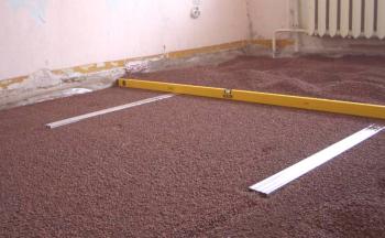 Подсушената подова замазка се изсушава със собствените си ръце с помощта на експандирана глина или пенополистирол