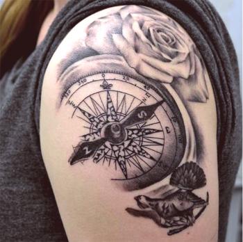 El valor del tatuaje es la rosa de los vientos.