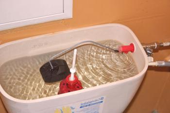 Cómo ajustar el nivel de agua en el tanque del inodoro: cita y regulación