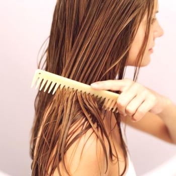 Peine para la caída del cabello: el beneficio y el detrimento del láser, madera, plástico y otros.