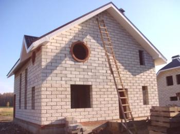 Una casa con bloques de espuma con nuestras propias manos, construimos en etapas.