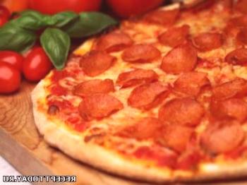 Receta: Pizza con tomate y salami.