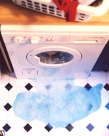 Zakaj deluje pralni stroj? Pod njim teče voda!