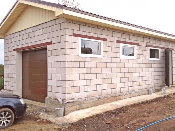 La tecnología de construcción de un garaje a partir de bloques de espuma.