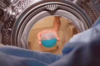Kako prati suknjič na sinteponu v pralnem stroju