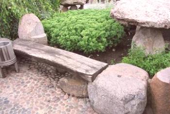 Технологията за създаване на оригинална пейка в градината със собствените си ръце