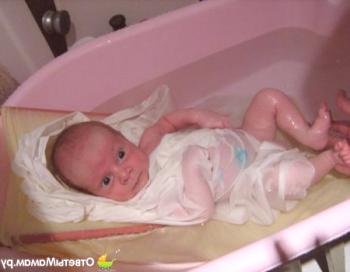 Как да баня новородено дете: температура, честота, вещи