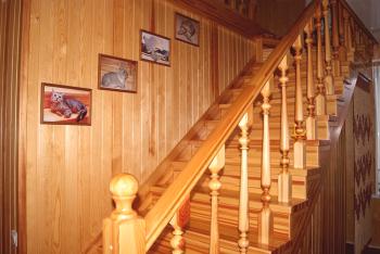 Escaleras al segundo piso: tipos, diseño, materiales.