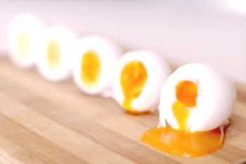 ¿Cuántos minutos para cocinar los huevos en una bolsa después de hervir?