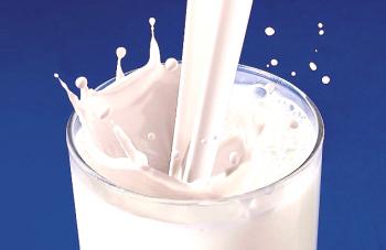 La leche de vaca es buena y mala: vitaminas en la leche.