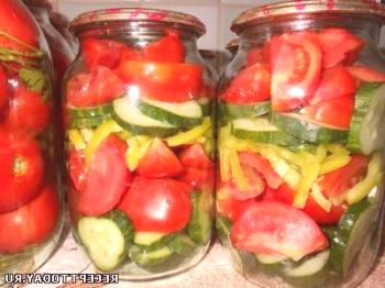 Recept: Zimska solata iz kumarice s paradižnikom in poprom
