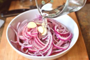Cómo cortar la cebolla en vinagre sabroso y rápido.