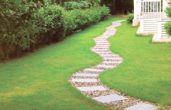 Tlakovanje vrtnih poti: glavne vrste tal za poti na vrtu