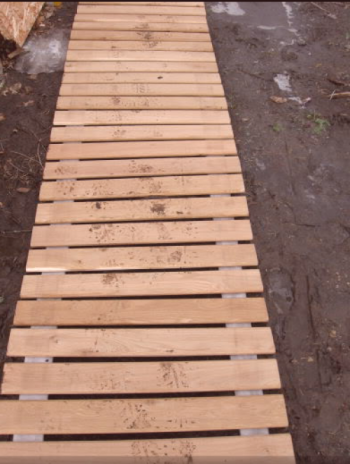 La tecnología de crear un camino de jardín de madera con sus propias manos.