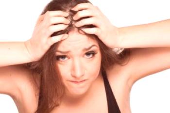 Kaj so lahko vzroki za prhljaj na glavi pri ženskah?