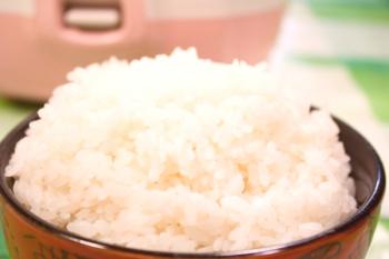 Gachas de arroz en agua: calorías, recetas paso a paso de la foto