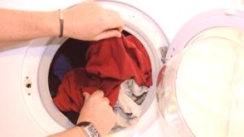 Zakaj pralni stroj ne stiska oblačil? In kako ga popraviti?