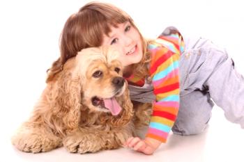 Niños y mascotas: una foto de cómo las mascotas afectan a los niños y su desarrollo.