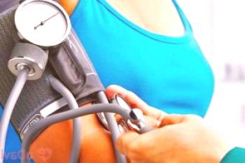 Signos y síntomas de la presión arterial alta en mujeres: presión intracraneal y ocular, qué hacer