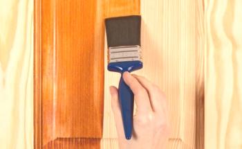 Какво да се покрие лигавицата вътре в къщата: защита и украса на дървена облицовка