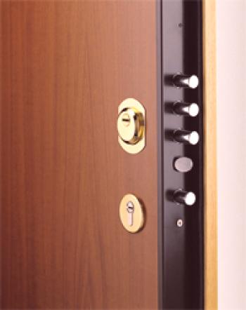 Как да инсталирате ключалка в желязна врата