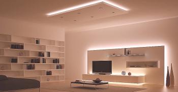 Možnosti osvetlitve v dnevni sobi z napetostnimi stropi