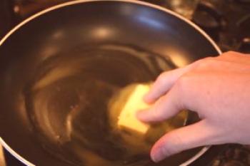 Keto omlet z kozjim sirom in špinačo