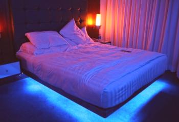 Kako narediti osvetlitev postelje z LED trakom: fotografija, video