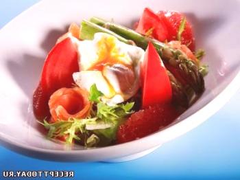 Receta: Huevo Escalfado Con Ensalada De Tomate