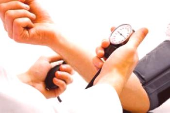Ostro povečanje pritiska: razlogi, zakaj se krvni tlak ljudi ponoči povečuje
