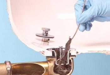 Cómo limpiar la obstrucción en un baño: una bañera, un cable, la química doméstica