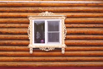 Omare na oknih v leseni hiši z lastnimi rokami, vzorci, šablone