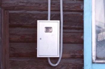 Instalación del medidor de electricidad en una casa privada en la calle (foto, video)