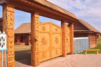 Дървени порти: предимства и недостатъци на дървени порти, как да изберем подходящия материал за дървени порти