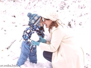 Разходка с бебето през зимата, зимни игри за деца