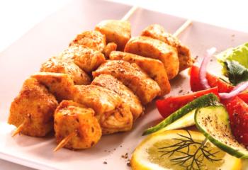 Kebab de pollo en la manga y en los pinchos en el horno: recetas