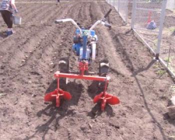 Plantación de patatas por motobloque