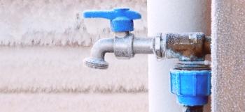Cómo aislar la plomería exterior para el suministro de agua de una casa privada en invierno