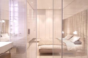 Diseño interior muy ligero del apartamento en color blanco.
