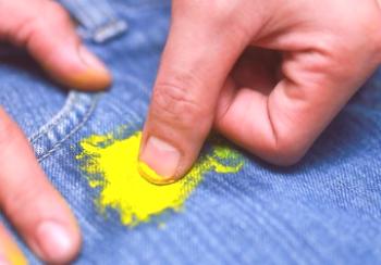 Как да почистите боя от дрехи у дома