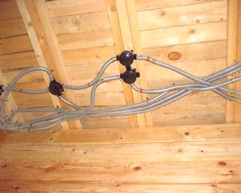 ¿Cómo mantener un cableado abierto o cerrado en una casa de madera?